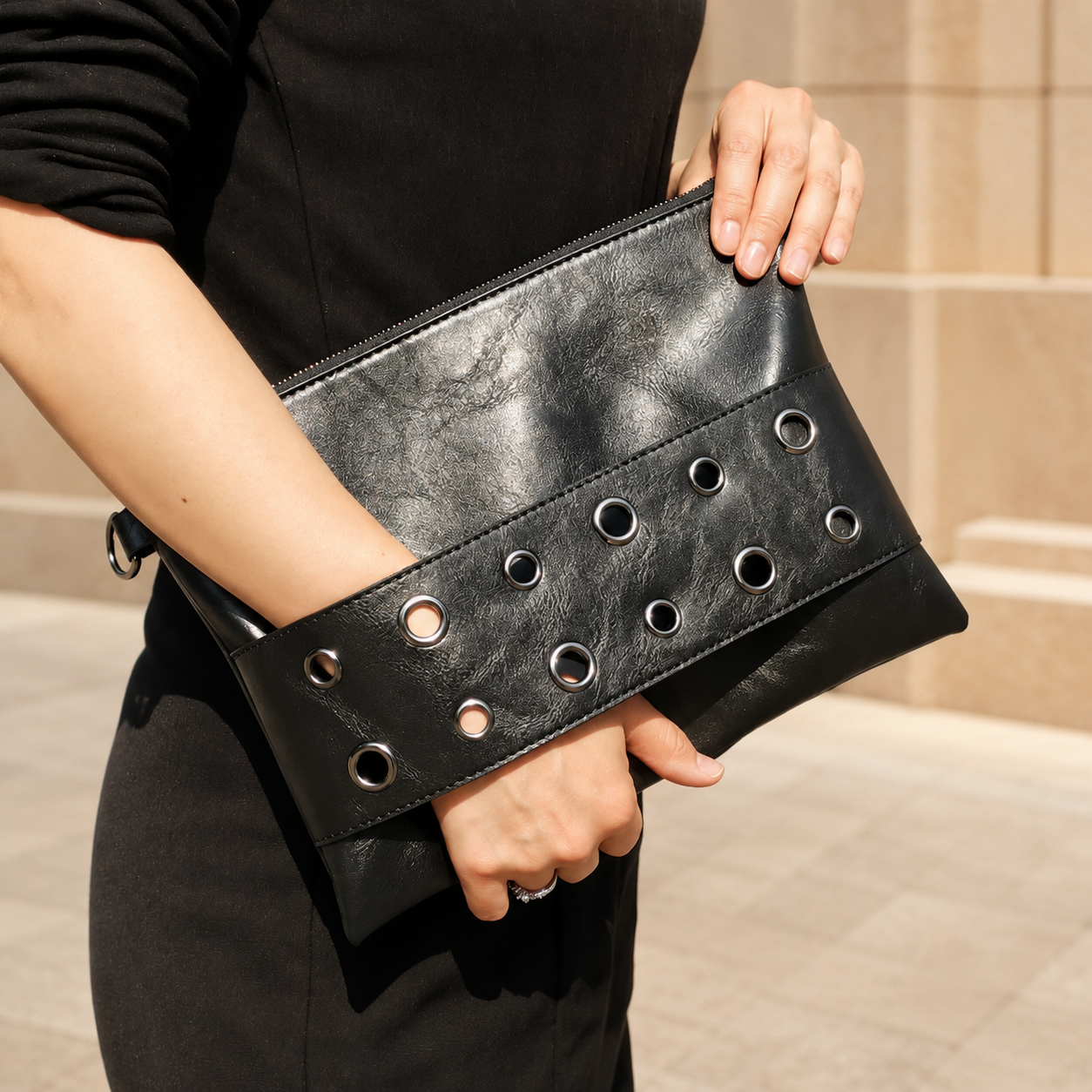 Holt Eyelet Clutch
