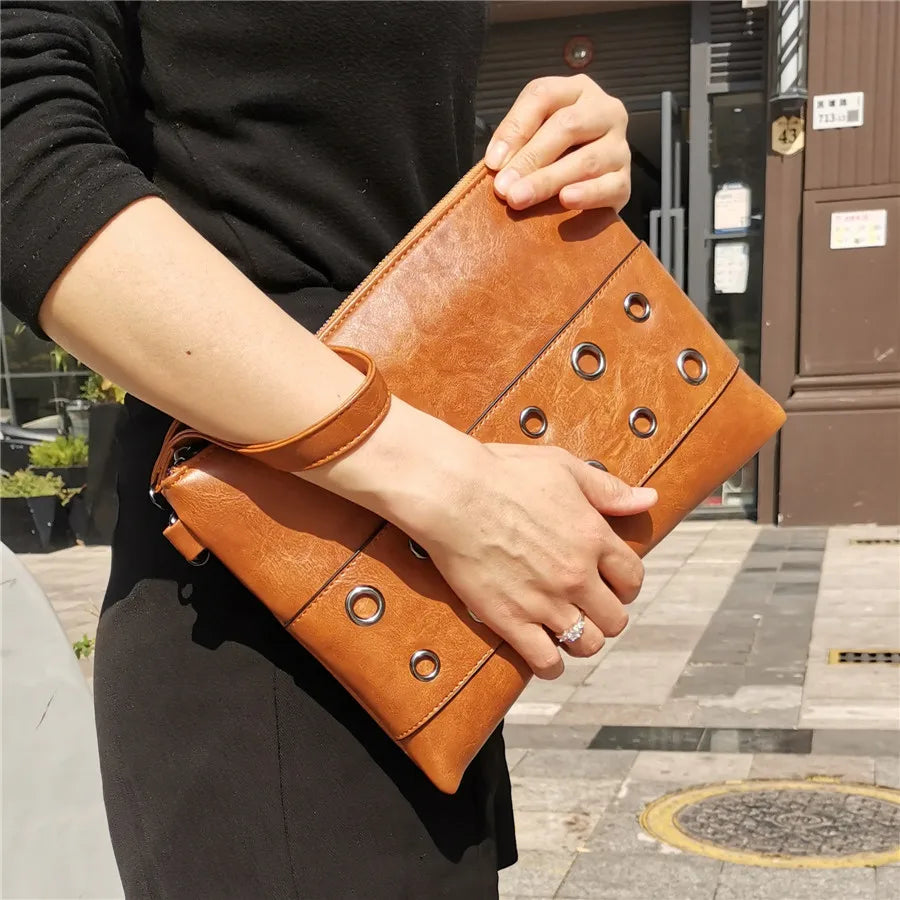 Holt Eyelet Clutch